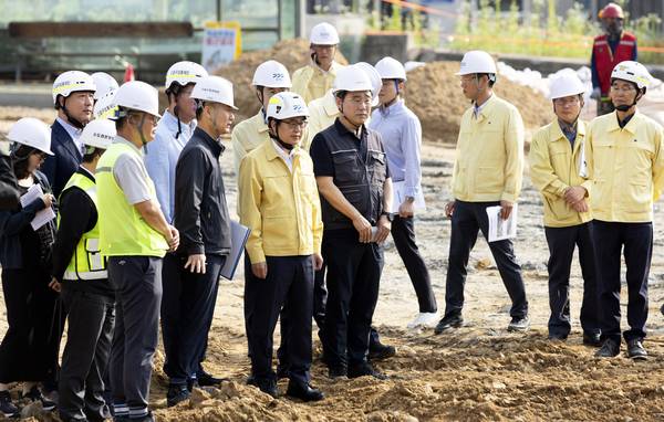 19일 오전 김동연 경기도지사가 광명 신안산선 복구 현장에서 풍수해 대비태세 시군 영상회의 후 현장점검을 하고 있다. 2025.6.19 /경기도 제공