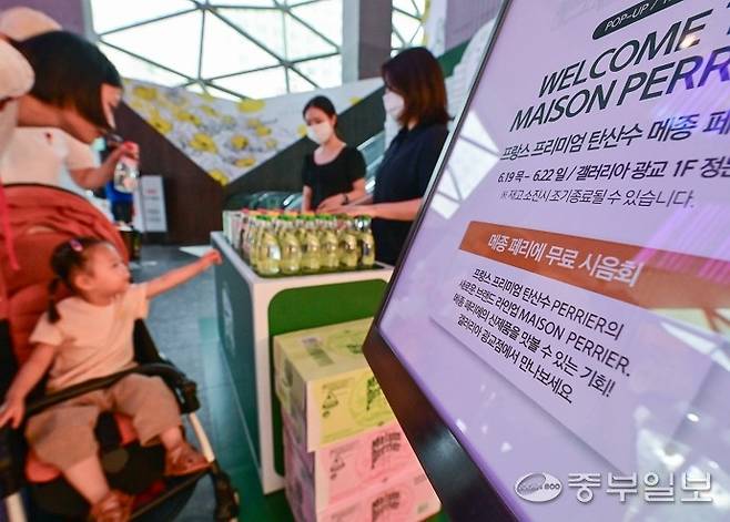 경기도내 복합쇼핑몰들이 다양한 팝업 이벤트를 통해 더위와 장마를 피해 '실내 바캉스'를 오는 소비자들을 공략하고 있는 가운데 19일 오후 수원시 영통구 갤러리아 광교 내 메종 페리에 탄산수 팝업을 방문한 소비자들이 탄산수 매대를 둘러보고 있다. 임채운기자