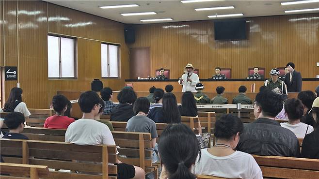 '당시 시민군을 만나다' 프로그램에서 김상집 선생의 증언을 듣고 있다.