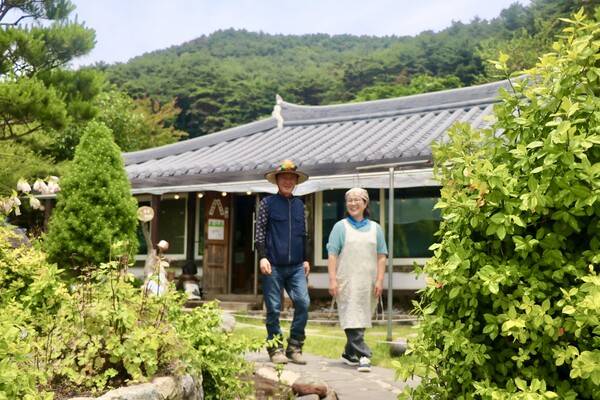 귀농을 선택한 김걸환·권용순 부부가 양산을 제2의 고향으로 새로운 삶을 만들어가고 있다. /이현희 기자