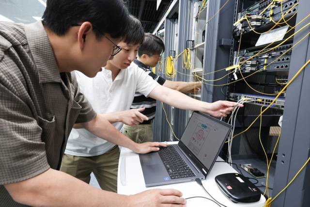 KT가 구축 아파트의 인터넷 속도를 높이는 차세대 기가 이더넷 스위치(New 5G-GES)를 도입한다고 19일 밝혔다. 사진은 KT 직원들이 차세대 기가 이더넷 스위치 장비 점검을 하는 모습. KT 제공.