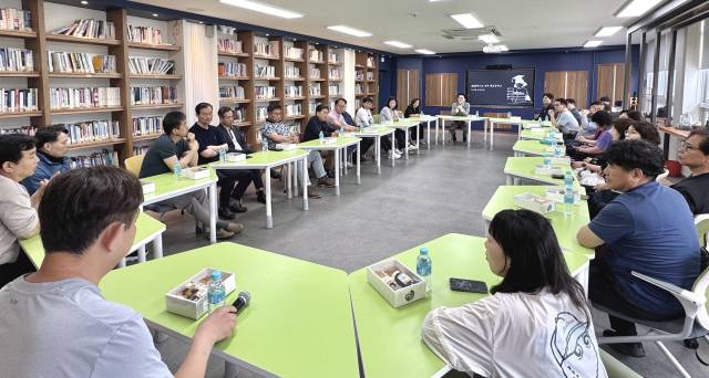 전남 강진교육지원청 소속 초·중·고등학교 교장단 25명은 지난 17일 거제 장목예술중학교를 방문해 농산어촌 학교 위기 극복과 교육 혁신 현장을 둘러봤다. 장목예술중학교 제공