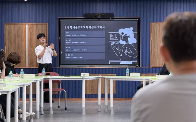 전남 강진교육지원청 소속 초·중·고등학교 교장단 25명은 지난 17일 거제 장목예술중학교를 방문해 농산어촌 학교 위기 극복과 교육 혁신 현장을 둘러봤다. 장목예술중학교 제공