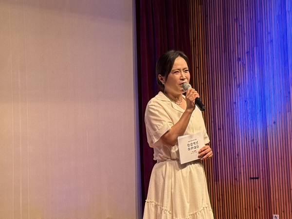 방송인 김정연씨가 19일 오후 대구종합복지회관 대강당에서 열린 '2025 인생백년 아카데미'에서 '행복은 생각하기 나름이에요'를 주제로 강연을 하고 있다. 이유경 기자