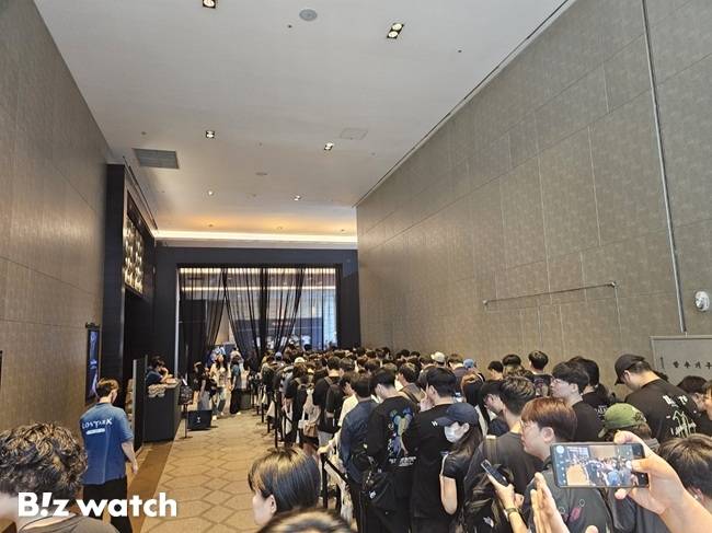 로스트아크 모바일을 체험할 수 있는 '비전 프리뷰 플레이' 행사 참여를 위해 대기중인 게이머들./사진=김동훈 기자