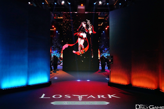 행사장 입구에서 캐릭터들이 참가자를 맞이했다.