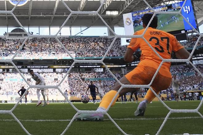 레알 마드리드의 페데리코 발베르데의 페널티킥을 알힐랄 골키퍼 야신 부누가 막아내고 있다. 사진=AP PHOTO