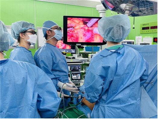 복강경을 통한 최소침습 췌두십이지장절제술을 집도하고 있는 이정우 교수