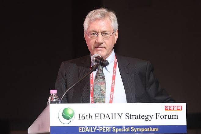 제임스 리치오 MDRC 수석 연구원이 19일 서울 중구 장충동 서울신라호텔에서 열린 ‘제16회 이데일리 전략포럼’에서 ‘과학적으로 설계된 이민정책의 중요성’ 주제로 발표하고 있다.(사진=이데일리 이영훈 기자)