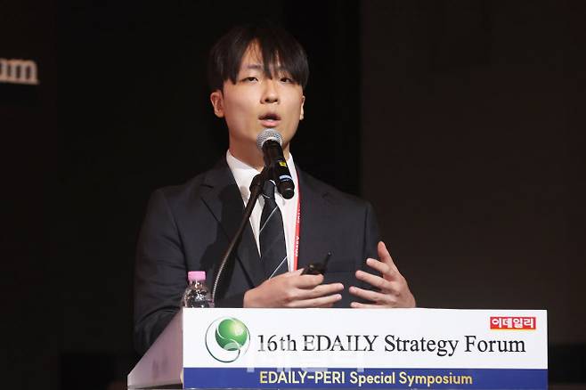 김지훈 서울시립대 도시설계건축디자인연구실팀 석사과정 학생이 19일 서울 중구 장충동 서울신라호텔에서 열린 ‘제16회 이데일리 전략포럼’에서 ‘청년세대가 그리는 미래’ 주제로 발표하고 있다.(사진=이데일리 이영훈 기자)