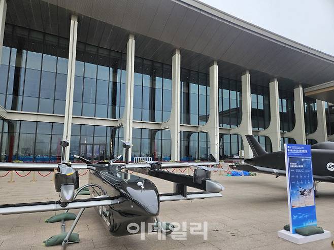 다국적기업 서밋이 열린 중국 칭다오 행사장 앞에 참석 기업들의 항공 제품들이 전시돼있다. (사진=이데일리 이명철 특파원)