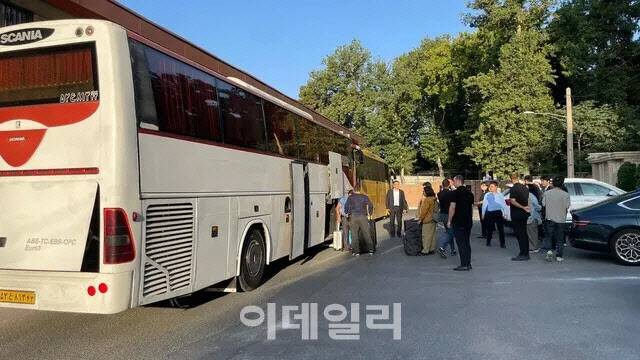 이란에 체류해온 교민과 가족들이 대피를 위해 정부가 지원한 임차버스에 탑승하고 있다. [외교부 제공]