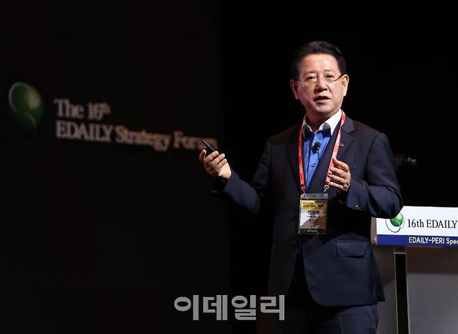 [이데일리 노진환 기자] 19일 서울 중구 서울신라호텔에서 ‘뒤집힌 인구 피라미드...축의 전환, 길을 찾다’를 주제로 제16회 이데일리 전략포럼이 개최됐다. 김영록 전라남도지사가 이데일리-PERI 스페셜 심포지엄에서 ‘저출생 시대의 지역정책’을 주제로 기조연설을 하고 있다.