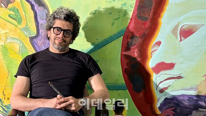 스위스 바젤을 기반으로 활동하는 현대 미술 아티스트 ‘바심 마그디(Basim Magdy)’는 아트 바젤 인 바젤 2025에서 삼성전자와 협업해 아트큐브(ArtCube)에서 작품들을 선보였다. (사진=삼성전자 뉴스룸)