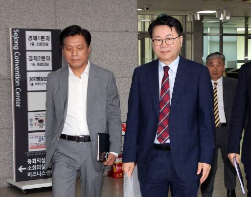 이한주(오른쪽) 국정기획위원회 위원장이 지난 18일 정부세종컨벤션센터에서 열린 경제1분과 기획재정부 업무 보고장에 입장하고 있다. 왼쪽은 조승래 대변인. (사진=연합뉴스)