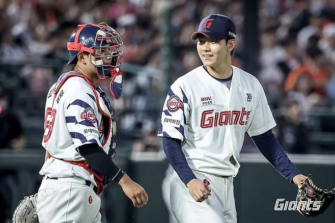 18일 한화전 승리를 이끈 롯데 자이언츠 박재엽(왼쪽)과 홍민기