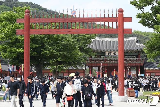 경기 수원시 팔달구 화성행궁이 현장체험학습 나온 학생들로 붐비고 있다. (사진은 기사 내용과 무관함) / 뉴스1 ⓒ News1