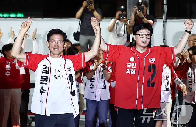 김문수 국민의힘 대통령 후보가 제21대 대통령 선거를 하루 앞둔 2일 오후 서울 중구 서울시청 앞 광장에서 열린 '울려라 함성, 들어라 승리의 메아리' 피날레 유세에서 한동훈 전 대표와 손을 맞잡고 있다. 2025.6.2/뉴스1 ⓒ News1 김민지 기자
