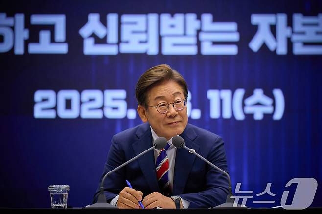 이재명 대통령이 지난 11일 서울 영등포구 한국거래소에서 열린 주식시장 불공정거래 근절을 위한 현장 간담회에서 참석자의 질문을 경청하고 있다. (이재명 대통령 SNS. 재판매 및 DB 금지) 2025.6.12/뉴스1 ⓒ News1 박지혜 기자