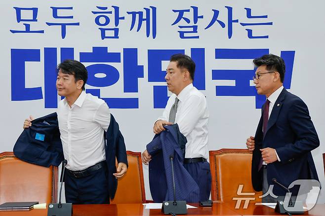 더불어민주당 문진석 원내수석부대표(왼쪽부터), 김병기 대표 직무대행 겸 원내대표, 진성준 정책위의장이 19일 오전 서울 여의도 국회에서 열린 정책조정회의에 참석해 양복 겉옷을 벗고 있다. 2025.6.19/뉴스1 ⓒ News1 안은나 기자