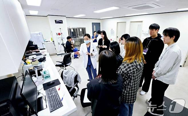 해마루동물병원을 견학 중인 학생들(GDIN 제공) ⓒ 뉴스1
