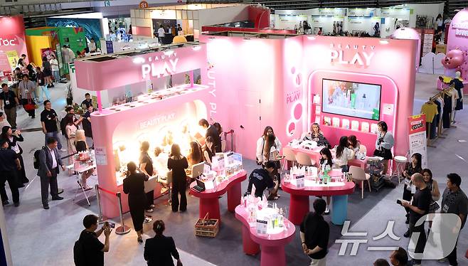 19일 서울 송파구 올림픽공원 핸드볼경기장에서 열린 2025 마이케이 페스타에서 외국인 관광객 등이 체험부스를 살펴보고 있다. 2025.6.19/뉴스1 ⓒ News1 김명섭 기자