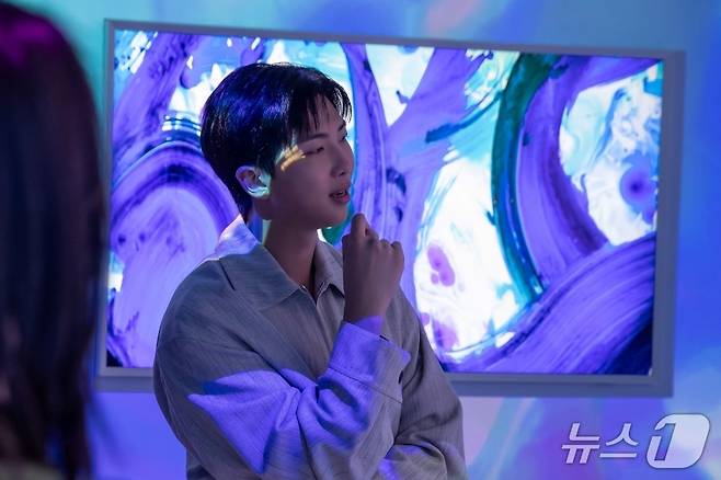 그룹 방탄소년단(BTS)의 리더 RM이 아트 바젤 인 바젤 2025 삼성 아트큐브 전시장을 찾아 작품을 감상하고 있다.(삼성전자 뉴스룸)