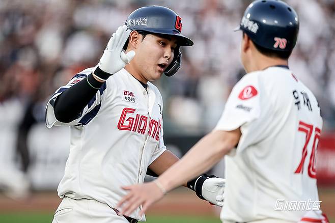 롯데 신인 포수 박재엽이 18일 사직 한화와 경기에서 2회말 3점 홈런을 터트린 후 그라운드를 돌고 있다. 사진 | 롯데 자이언츠