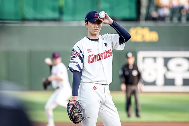 홍민기가 18일 사직 한화전에서 호투하고 있다. 사진 | 롯데 자이언츠