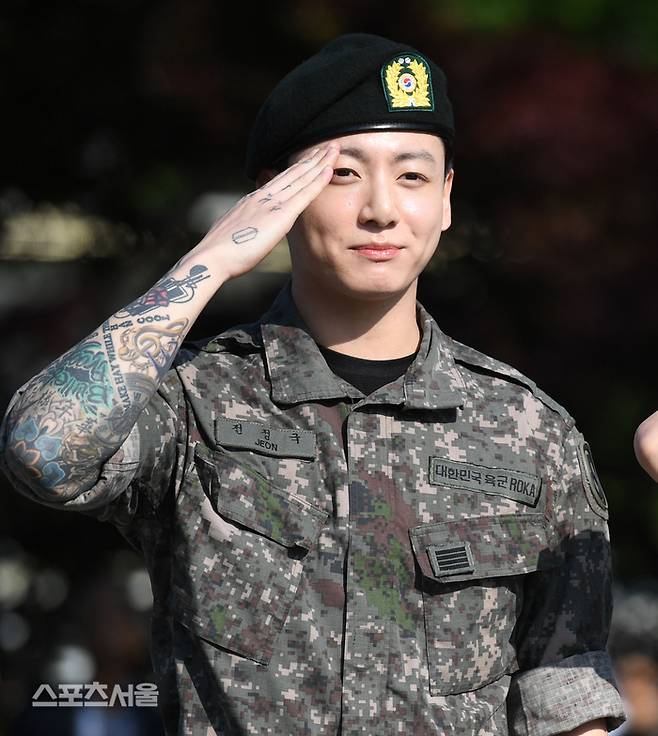 BTS 정국 ‘건강히 군 복무 마쳤습니다’  2025. 6. 11. 연천 | 최승섭기자 thunder@sportsseoul.com