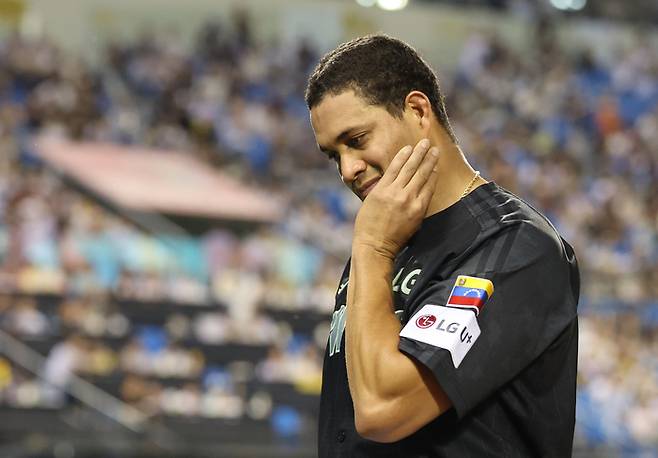 LG 치리노스가 18일 서울 잠실구장에서 열린 2025 KBO리그 정규시즌 NC전서 마운드를 내려오며 아쉬운 표정을 짓고 있다. 사진 | 연합뉴스