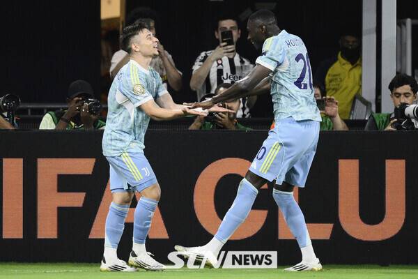 득점 이후 세리머니를 펼치는 유벤투스 프란시스쿠 콘세이상과 콜로 무아니. 사진┃뉴시스/AP