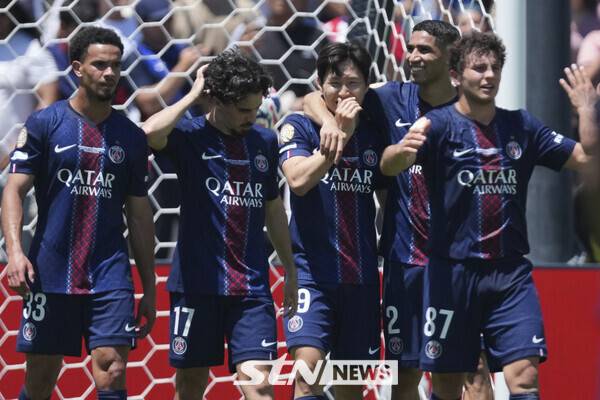 득점 후 동료들과 기뻐하는 파리 생제르맹 이강인. 사진┃뉴시스/AP