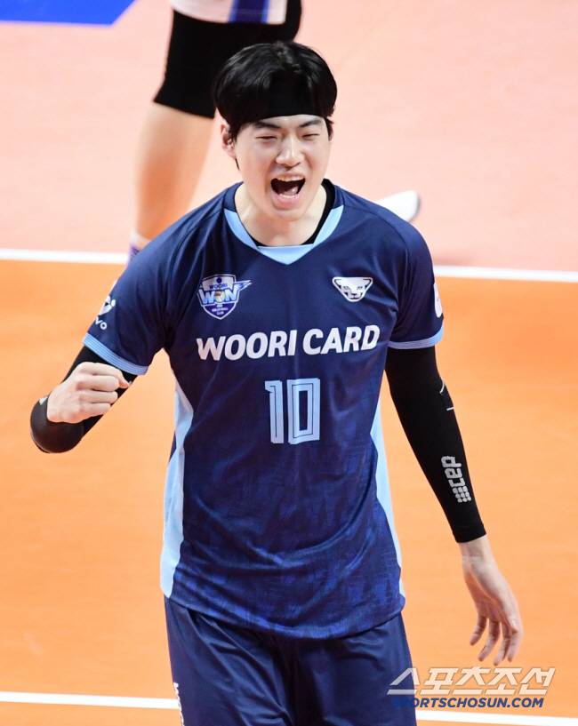 18일 장충체육관에서 열린 배구 V리그 남자부 우리카드와 삼성화재의 경기. 1세트 블로킹 득점 후 기뻐하는 우리카드 박준혁. 장충동=송정헌 기자songs@sportschosun.com/2025.01.18/