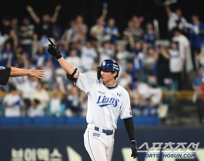 8회말 2사 2루에서 동점 적시타를 친 구자욱.