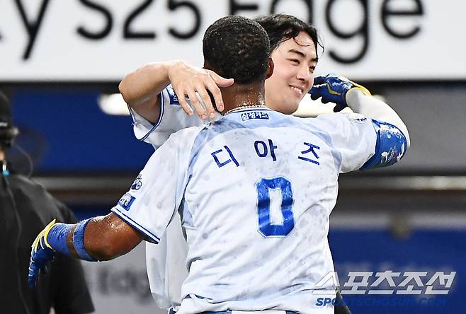 홈플레이트에서 펼쳐진 물세례에 디아즈 뿐만 아니라 모든 선수들이 흠뻑 젖었다. 디아즈가 구자욱과 포옹하고 있다.