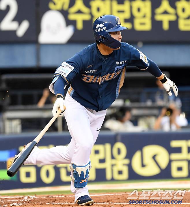 초구부터 자신 있게 배트를 돌린 고승완은 LG 선발 치리노스 상대 데뷔 첫 안타를 날렸다.