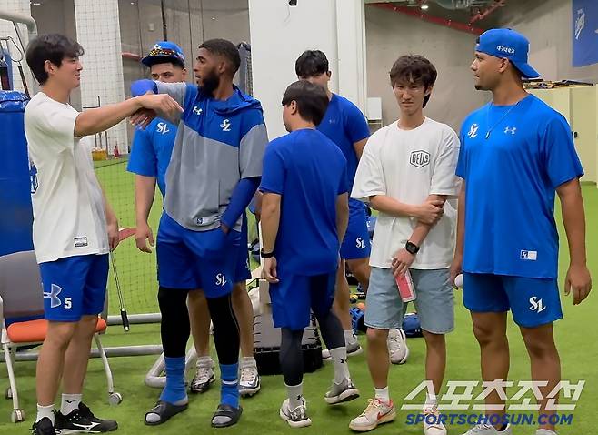 '친구 왔는데 옆에 가서 좀 도와 줘' 가라비토가 인사를 하려는 순간 구자욱이 디아즈와 티격태격 다투고 있다.