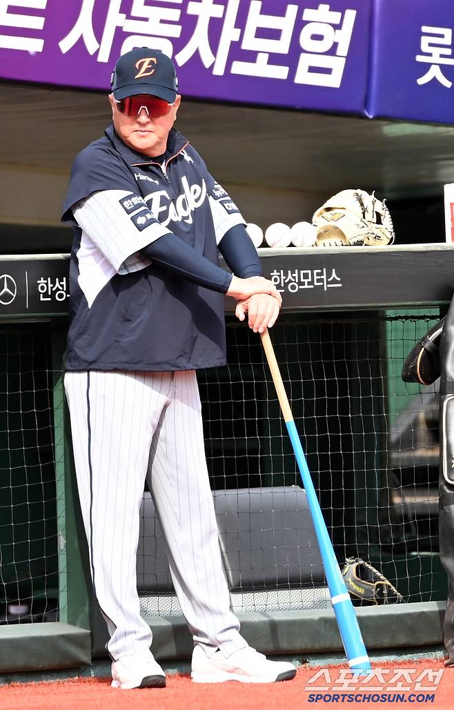 17일 부산 사직야구장에서 열린 한화와 롯데의 경기, 한화 김경문 감독이 훈련을 지켜보고 있다. 부산=허상욱 기자wook@sportschosun.com/2025.06.17/