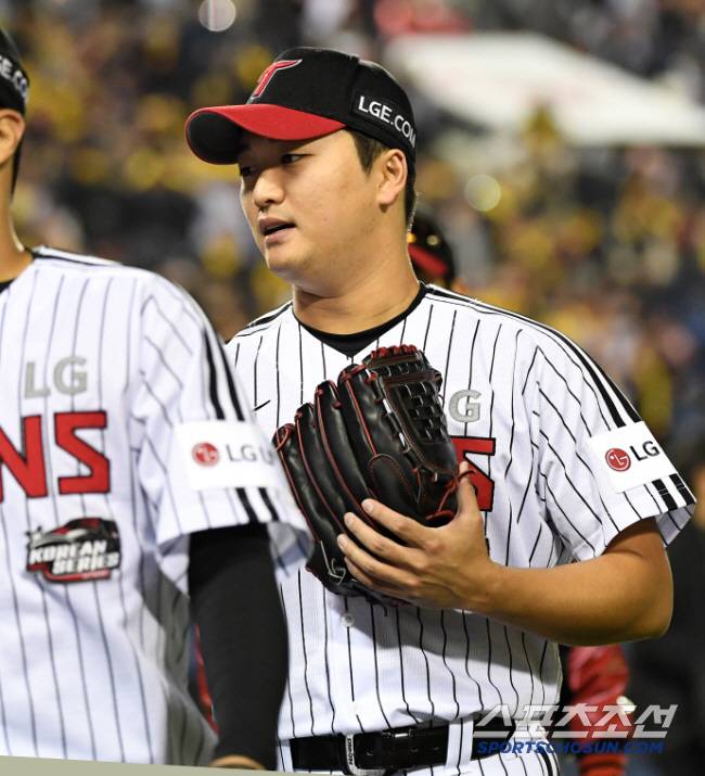 8일 잠실구장에서 열린 LG와 KT의 한국시리즈 2차전. 경기에서 승리한 LG 고우석이 기뻐하고 있다. 잠실=박재만 기자 pjm@sportschosun.com/2023.11.08/