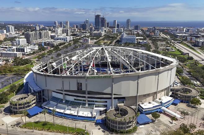 허리케인 밀턴 영향으로 지붕이 뜯겨나간 트로피카나 필드. AP연합뉴스