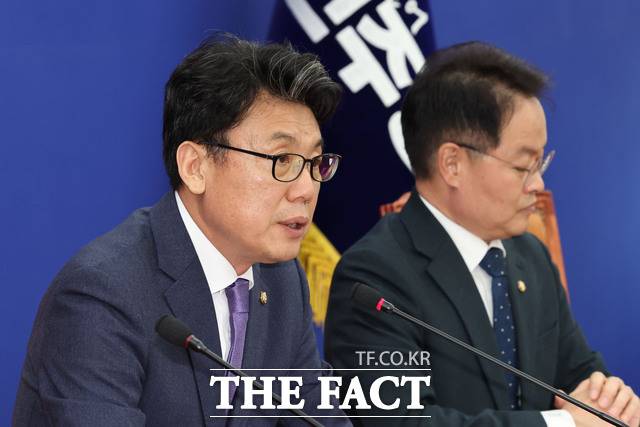 진성준 민주당 정책위의장(왼쪽)은 "당이 지방 지역에 더 큰 할인율을 적용해야 한다고 적극 요청했고, 정부도 추가 할인을 적용할 수 있도록 설계하겠다고 밝혔다"고 설명했다.