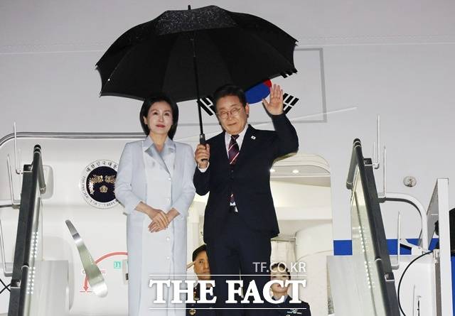 주요 7개국(G7) 정상회의 참석을 마친 이재명 대통령과 부인 김혜경 여사가 17일(현지 시간) 캐나다 앨버타주 캘거리국제공항에 도착해 공군 1호기에 탑승하며 손을 흔들고 있다. /캘거리=뉴시스