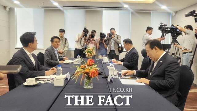 충청권 4개 시도지사가 19일 오전 세종시 어진동 베스트웨스턴 호텔에서 조찬 회동을 갖고 최근 논란이 되고 있는 해수부 이전 등 정부 부처 이전 문제에 대해 논의하고 있다. /김형중 기자