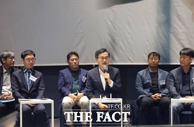 19일 오전 수원 라마다프라자호텔에서 열린 주4.5일제 시범사업 업무협약에서 김동연 경기도지사가 인사말을 하고 있다./경기도