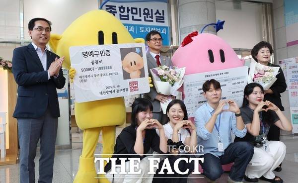 박희조 대전 동구청장과 윤성국 대전관광공사 사장, 오관영 동구의회 의장이 19일 꿈돌이·꿈순이의 대전 동구 전입을 축하하고 있다. /대전 동구