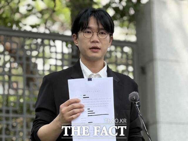 '인천세관 마약 수사 외압' 의혹을 제기한 백해룡 전 서울 영등포경찰서 형사과장(경정)이 "말레이시아 마약조직원의 '총 세 차례에 걸쳐 공항을 통해 마약을 밀반입했다'는 자백에도 검찰은 1건만 기소하고 2건은 수사조차 하지 않았다"고 주장했다. 사진은 백해룡 경정 법률대리인 이창민 변호사가 12일 서울 서초구 대검찰청 정문에서 '마약 수사 외압 사건 검찰 수사 무마 의혹 관련 증거 공개 기자회견'을 열고 있는 모습. /정인지 기자