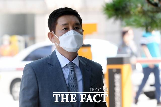 라임자산운용 투자 사기 의혹에 연루돼 구속된 후 보석으로 석방된 김봉현 전 스타모빌리티 대표가 지난 2021년 7월 서울 양천구 서울남부지방법원에서 열린 속행 공판에 출석하고 있다./ 더팩트DB