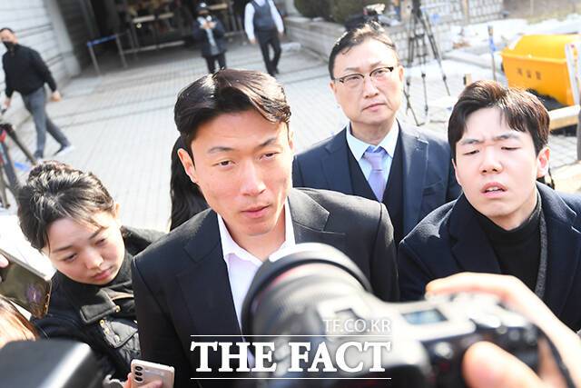 축구 선수 황의조가 2월 14일 오후 서울 서초구 서울중앙지법에서 열린 1심 선고 공판을 마친 뒤 법원을 나서고 있다. /장윤석 기자