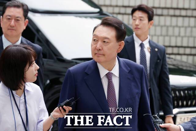 체포영장 집행 방해와 비화폰(보안처리된 전화기) 기록 삭제 지시 혐의를 받는 윤석열 전 대통령이 경찰의 세 차례 출석 요구를 모두 거부했다. 경찰이 조은석 내란 특별검사(특검)와 협의에 나서면서 조만간 윤 전 대통령에 대한 체포영장을 신청할 것이란 관측이다. 사진은 윤 전 대통령이 16일 오전 서울 서초구 중앙지방법원에서 열린 내란 우두머리 혐의, 집권남용 권리행사방해 혐의 사건 7차 공판을 받기 위해 법원에 출석하고 있는 모습. /사진공동취재단